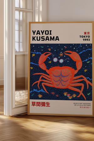 Red Crab – Yayoi Kusama plakat med rød krabbe på blå baggrund og ikoniske prikker – moderne kunstplakat.
