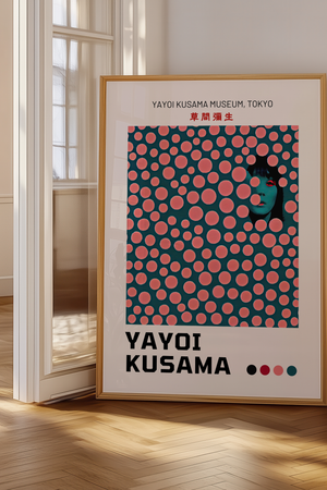 Hidden Face – Yayoi Kusama plakat med ikoniske prikker og skjult ansigt i farverigt grafisk design – moderne kunstplakat.