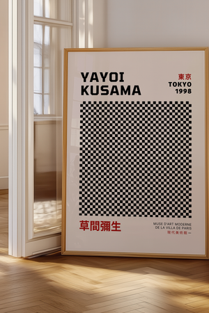 Infinity Squares – Yayoi Kusama plakat med sort-hvidt kvadratisk mønster i optisk design – moderne kunstplakat.