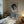Abstrakt ansigt plakat med gitterstruktur og citat i sort hvid i egetræsramme over seng