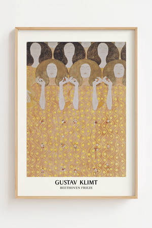 Beethoven Frieze Klimt plakat med kvindeskikkelser i guldgule dragter og ornamentale mønstre