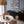 Blå blomster plakat i lys ramme over sideboard i stue