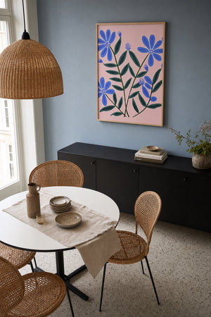 Blå blomster plakat i lys ramme over sideboard i stue