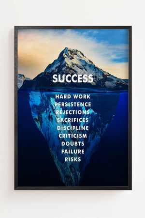Success isbjerg plakat med fotografisk motiv og budskab i hvid typografi, sort ramme