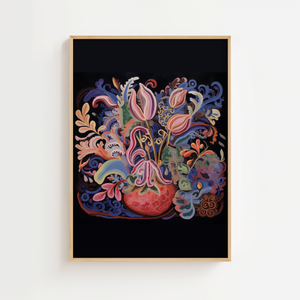 Blomstervase i ornamentik plakat med farverigt mønster og stribede tulipaner