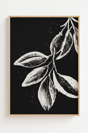 Botanisk gren plakat med sort og hvide blade i grafisk udtryk
