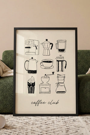 Coffee Club plakat med ni kafferedskaber i sort-hvid skitseret stil i egetræsramme ved sofa