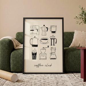 Coffee Club plakat med ni kafferedskaber i sort-hvid skitseret stil i egetræsramme ved sofa
