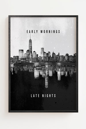 Early Mornings Late Nights plakat med New York skyline og spejlbillede i sort-hvid, sort ramme