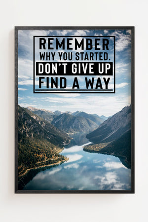 Find a Way plakat med motiverende budskab over bjerglandskab i blå og grønne toner, sort ramme