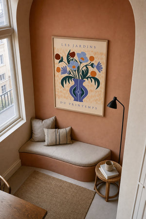 Forårsblomster i vase plakat i ramme ved skrivebord i hjemmekontor
