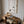 Geometrisk balance plakat i sort ramme ved sidebord i moderne stue