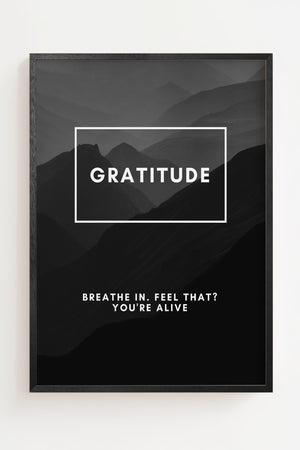 Gratitude plakat med bjerglandskab i gråsorte toner og hvid typografi, sort ramme