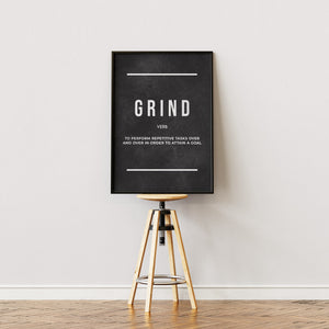 Grind Definition plakat med hvid typografi på mørk baggrund i egetræsramme på staffeli