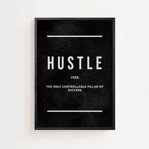 Hustle plakat med sort baggrund og hvid typografi og definition, sort ramme