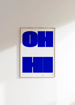 Grafisk typografi plakat i blå nuancer med geometriske bogstavformer på lys baggrund