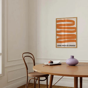 Grafisk plakat med bølgende orange former på lys baggrund i moderne indretning