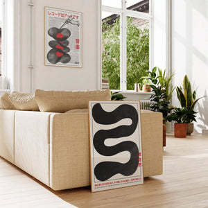 Japansk bølgeplakat 🌊 Abstrakt sort/hvid design med kanji-tekst og filosofisk citat om naturens skønhed. Minimalistisk og moderne – perfekt til enhver væg. Shop hos Ellens Postershop 🖤
