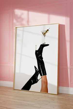 Fashion plakat med sorte lakstøvler og martiniglas – feminin cocktail plakat til væggen
