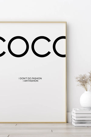  Coco Chanel plakat med citatet "I don’t do fashion, I am fashion" – sort/hvid modeplakat til stilfuld indretning.