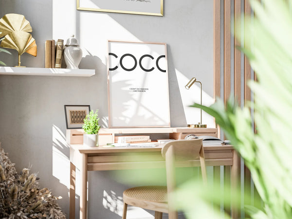 Coco Chanel plakat med citatet "I don’t do fashion, I am fashion" – sort/hvid modeplakat til stilfuld indretning.