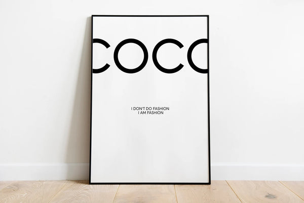 Coco Chanel plakat med citatet "I don’t do fashion, I am fashion" – sort/hvid modeplakat til stilfuld indretning.