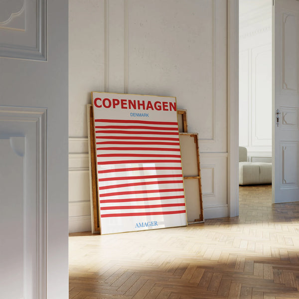 Copenhagen Amager plakat med røde horisontale striber og moderne grafisk design i ramme