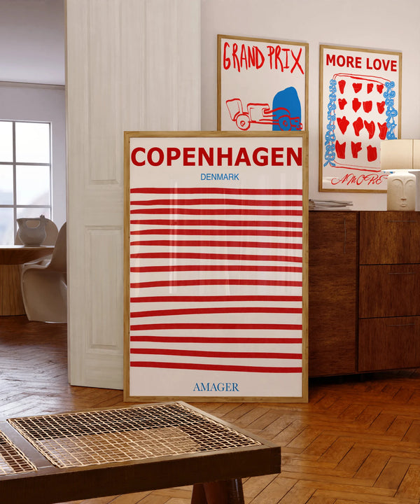 Copenhagen Amager plakat med røde horisontale striber og moderne grafisk design i ramme