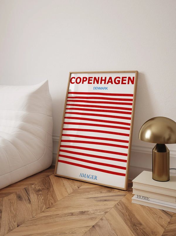 Copenhagen Amager plakat med røde horisontale striber og moderne grafisk design i ramme