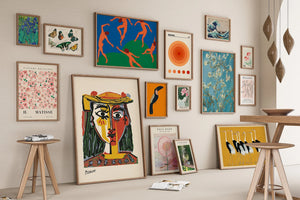 Moderne kunstplakater i forskellige størrelser, perfekt til stuen.