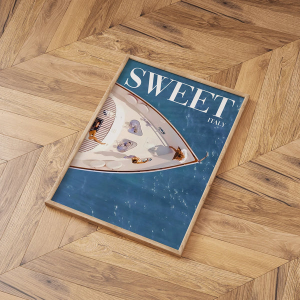Sweet Italy – Yacht Plakat med udsigt over luksusyacht og Middelhavet. Sommerlig og elegant plakat til boligindretning