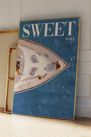Sweet Italy – Yacht Plakat med udsigt over luksusyacht og Middelhavet. Sommerlig og elegant plakat til boligindretning