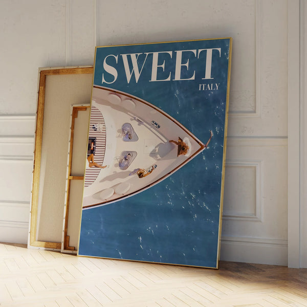Sweet Italy – Yacht Plakat med udsigt over luksusyacht og Middelhavet. Sommerlig og elegant plakat til boligindretning
