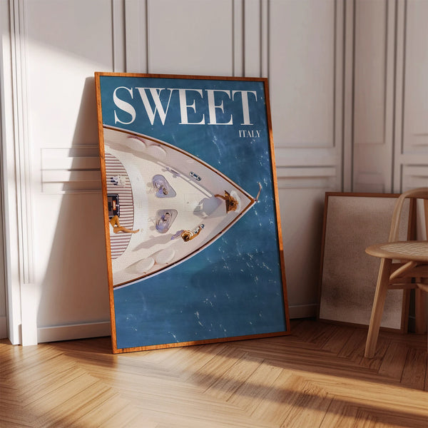Sweet Italy – Yacht Plakat med udsigt over luksusyacht og Middelhavet. Sommerlig og elegant plakat til boligindretning
