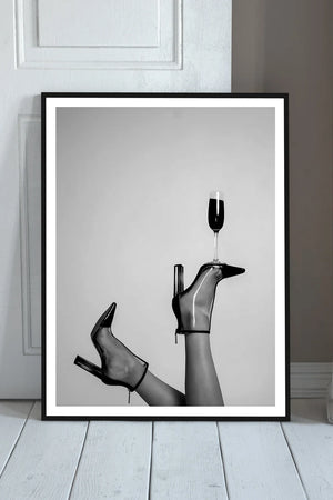 Champagne Heels – Fashion plakat i sort/hvid med champagneglas balanceret på high heels