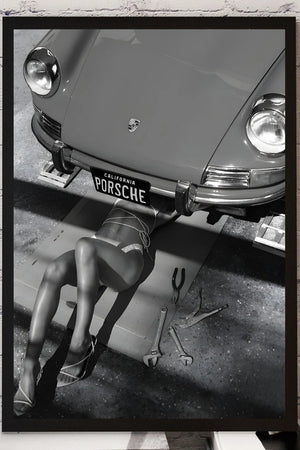 Porsche Noir – Fashion Plakat med sort/hvid Porsche og fashionmotiv. Eksklusiv sort/hvid modeplakat til moderne hjem