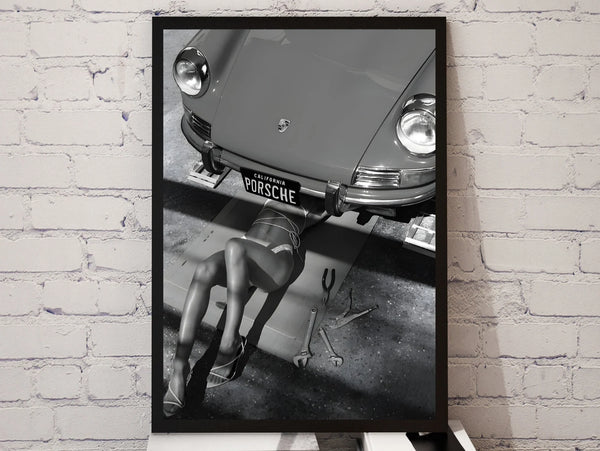 Porsche Noir – Fashion Plakat med sort/hvid Porsche og fashionmotiv. Eksklusiv sort/hvid modeplakat til moderne hjem