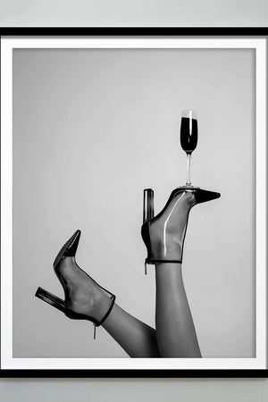 Champagne Heels – Fashion plakat i sort/hvid med champagneglas balanceret på high heels