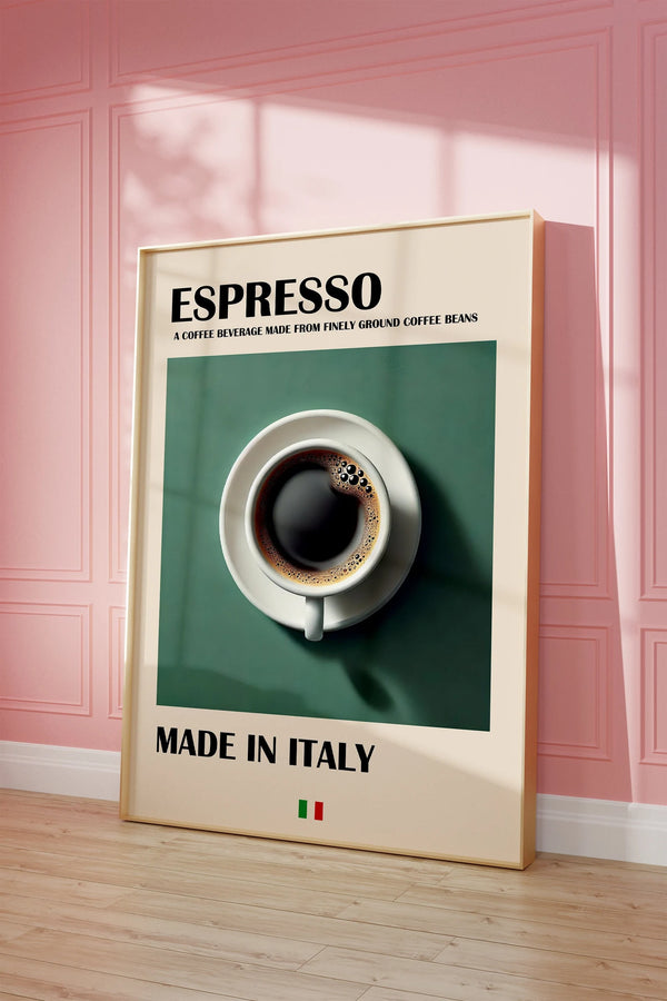 Stilren espresso plakat med kaffekop set ovenfra, grøn baggrund og teksten ‘Made in Italy’.