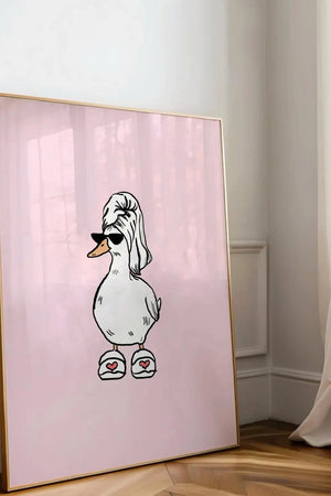 Sød humor plakat med and i håndklæde og solbriller på lyserød baggrund, iført hjemmesko med hjerter.