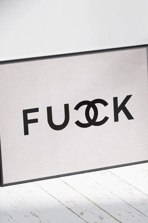 Bold Statement – Fashion plakat i sort/hvid med provokerende og minimalistisk design