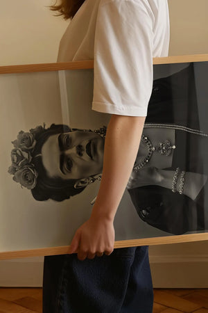 Smoking Icon – Frida Kahlo Plakat i sort-hvid med ikonisk portræt af Frida Kahlo med cigaret. Kunstplakat med stærk attitude til boligindretning