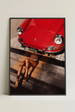 Porsche Passion – Fashion Plakat med rød Porsche og sensuelt fashionmotiv. Eksklusiv modeplakat til moderne hjem
