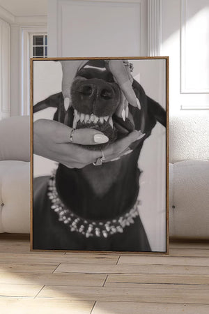 Diamond Bite – Fashion plakat med doberman, smykker og rå attitude i sort/hvid