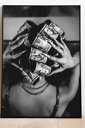 Luxury Money Girl fashion plakat i sort/hvid med kvinde og dollarsedler som curlers – moderne kunst til hjemmet