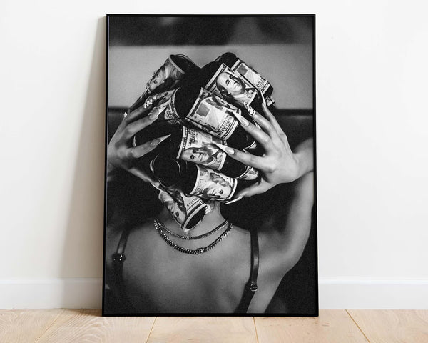 Luxury Money Girl fashion plakat i sort/hvid med kvinde og dollarsedler som curlers – moderne kunst til hjemmet