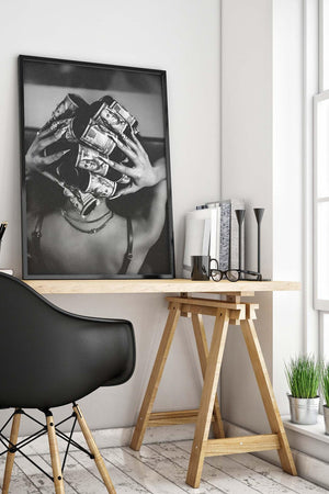 Luxury Money Girl fashion plakat i sort/hvid med kvinde og dollarsedler som curlers – moderne kunst til hjemmet