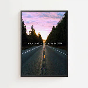 Keep Moving Forward plakat med landevej gennem grantræer i aften- eller morgenlys, sort ramme