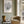 Koral illustration plakat i egetræsramme over sideboard i stue