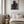 Marmor effekt plakat i sort ramme over sidebord i stue
